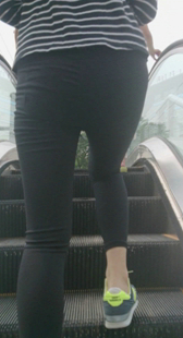 打底裤少妇上电梯