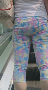 七分花裤大屁股上电梯