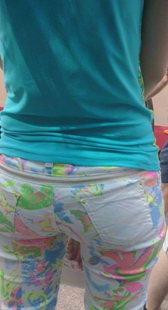 等车少妇屁股大又翘