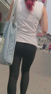 红发包臀黑紧裤