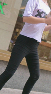 街拍黑裤小少妇身材好