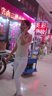 白紧裤小少妇就知道打电话