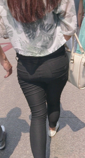 超宽臀紧身黑裤少妇