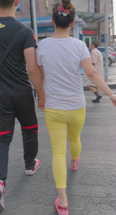 街拍黄裤少妇口味重