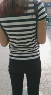 黑紧包臀少妇等公交