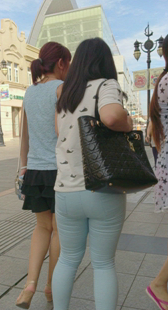 街拍蓝紧裤缺少开发