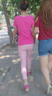 粉裤与热裤两少妇