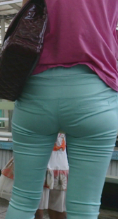 宽臀蓝裤已经夹不紧