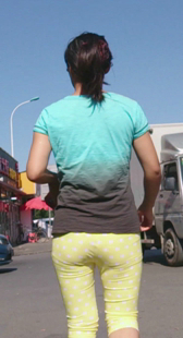 街拍黄裤成熟少妇视频