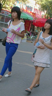 这两小少妇真年青