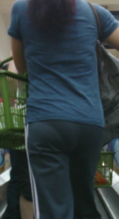 健美裤少妇上电梯