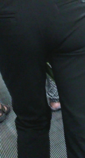 包臀长腿黑裤上电梯