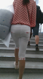 性感圆臀白紧裤小妹