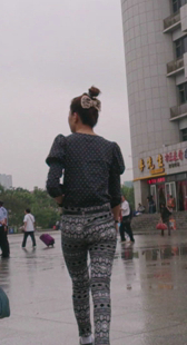 超紧布裤少妇走路