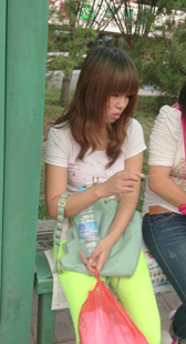 街拍布裤子包臀小妹