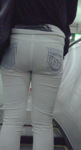 大屁股白紧布裤少妇上电梯