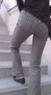 西裤小少妇上楼梯