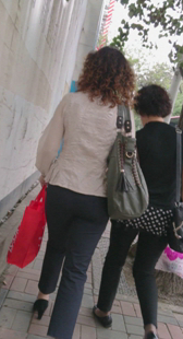 街拍成熟黑紧布裤