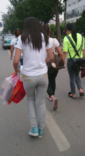 街拍灰色布裤小妹