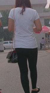 黑紧布裤两少妇