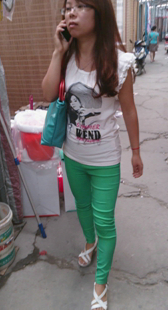 绿紧布裤屁股大