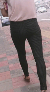 街拍黑紧裤身材好