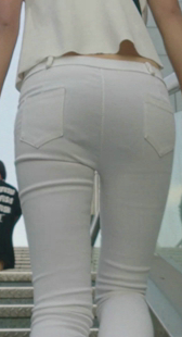 大屁股白裤上楼梯就是性感