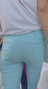 街拍蓝紧打底裤少妇