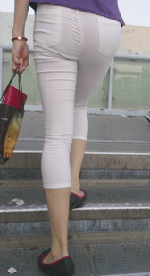 性感白裤上楼梯