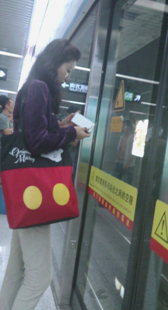 地铁高挑长腿少妇