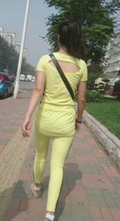 街拍黄裤少妇屁股大