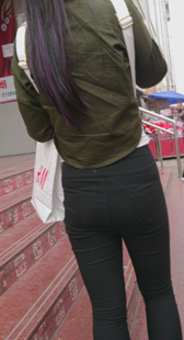 小妹腰细屁股大又翘