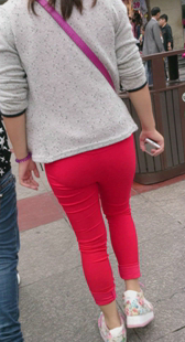 街拍紧身红裤内痕明显