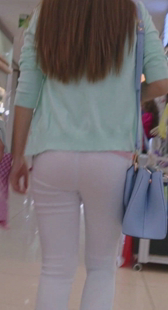 商场白裤小妹很透明