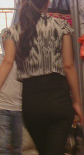 服装一条街黑裤少妇