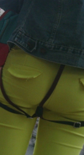 圆臀黄紧布裤少妇