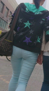 蓝裤少妇走才能体现紧