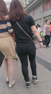 细腰圆臀黑裤真会扭