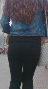 细高跟黑紧裤少妇