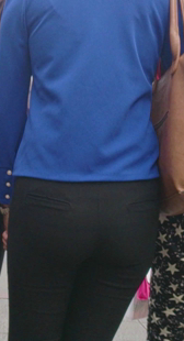 街拍圆臀黑裤少妇视频