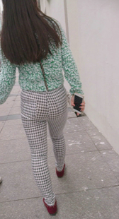 格子布裤紧身少妇