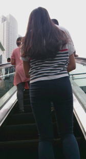 黑裤圆臀上电梯