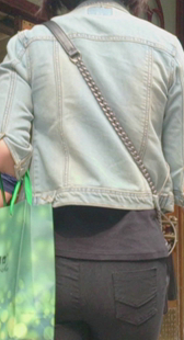 街拍圆臀黑裤好会扭