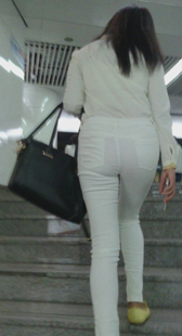 性感圆臀白裤上楼梯