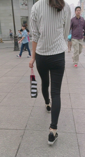 街拍黑裤少妇腿有点细