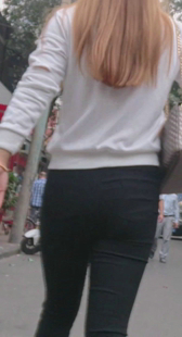 黑裤少妇走路一直扭