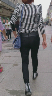 跟拍超紧圆臀少妇