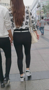 街拍黑裤两姐妹