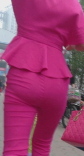 性感圆臀红裤少妇