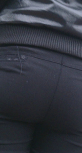 等公交打底黑裤少妇